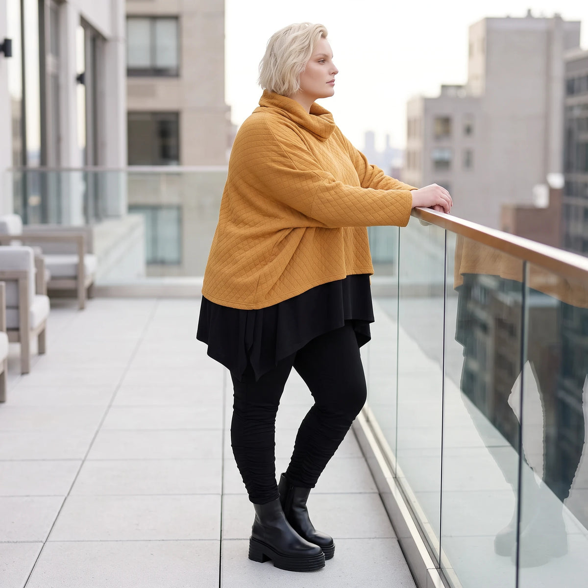 Plüschshirt mit Rollkragen in Creme weich warm mit kastiger Passform für den Winteralltag