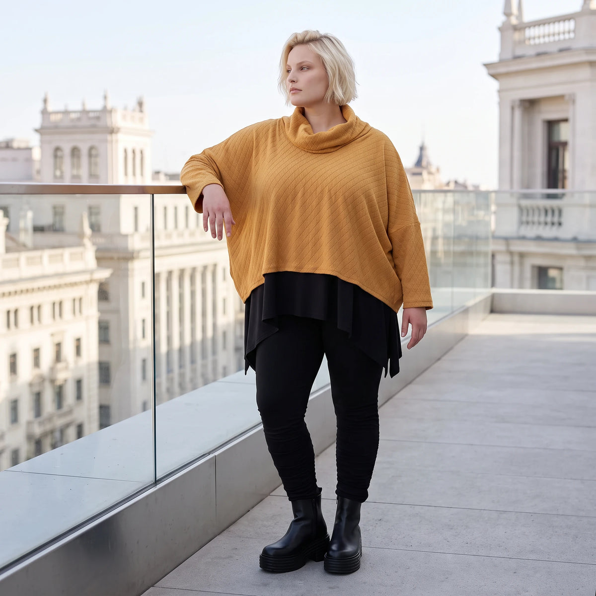 Plüschshirt mit Rollkragen in Creme weich warm mit kastiger Passform für den Winteralltag