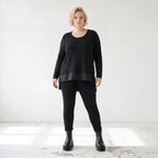 Weicher Strickpullover in Strickoptik aus Baumwolle mit Vokuhila-Schnitt und Schlitzen