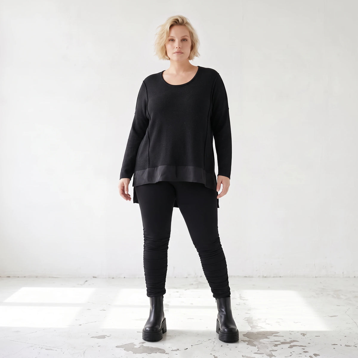 Weicher Strickpullover in Strickoptik aus Baumwolle mit Vokuhila-Schnitt und Schlitzen