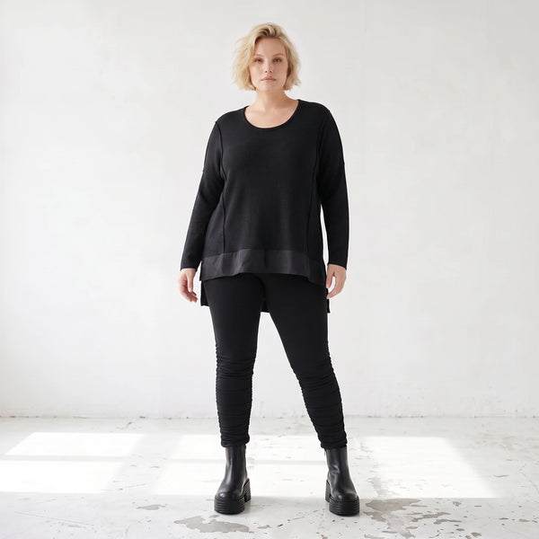 Weicher Strickpullover in Strickoptik aus Baumwolle mit Vokuhila-Schnitt und Schlitzen