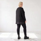 Weicher Strickpullover in Strickoptik aus Baumwolle mit Vokuhila-Schnitt und Schlitzen