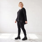 Weicher Strickpullover in Strickoptik aus Baumwolle mit Vokuhila-Schnitt und Schlitzen