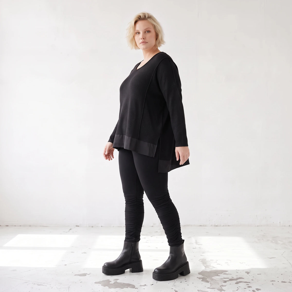 Weicher Strickpullover in Strickoptik aus Baumwolle mit Vokuhila-Schnitt und Schlitzen