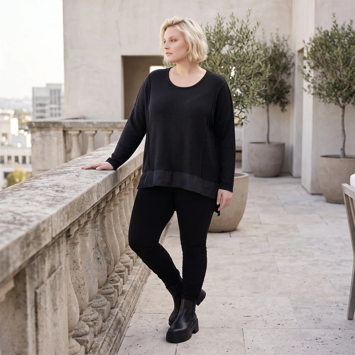 Weicher Strickpullover in Strickoptik aus Baumwolle mit Vokuhila-Schnitt und Schlitzen