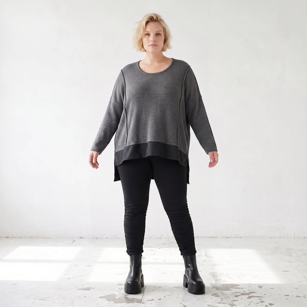 Dunkelgraues Strickshirt aus Baumwolle mit geradem Schnitt und längerer Rückenpartie