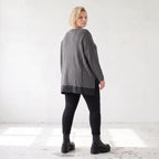 Dunkelgraues Strickshirt aus Baumwolle mit geradem Schnitt und längerer Rückenpartie