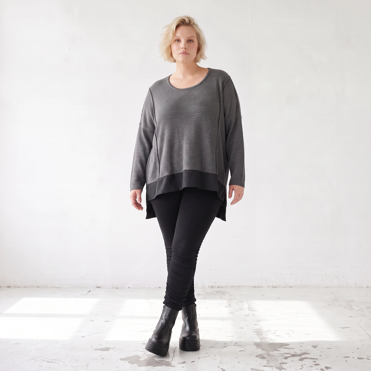 Dunkelgraues Strickshirt aus Baumwolle mit geradem Schnitt und längerer Rückenpartie