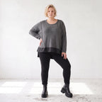 Dunkelgraues Strickshirt aus Baumwolle mit geradem Schnitt und längerer Rückenpartie