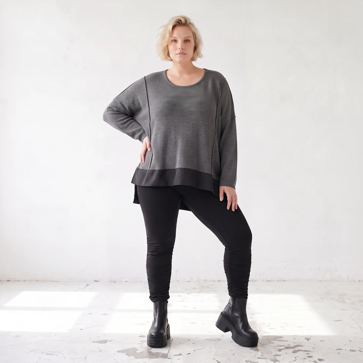 Dunkelgraues Strickshirt aus Baumwolle mit geradem Schnitt und längerer Rückenpartie