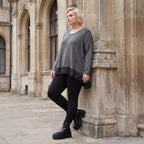 Dunkelgraues Strickshirt aus Baumwolle mit geradem Schnitt und längerer Rückenpartie