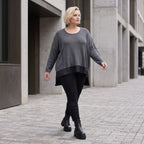 Dunkelgraues Strickshirt aus Baumwolle mit geradem Schnitt und längerer Rückenpartie