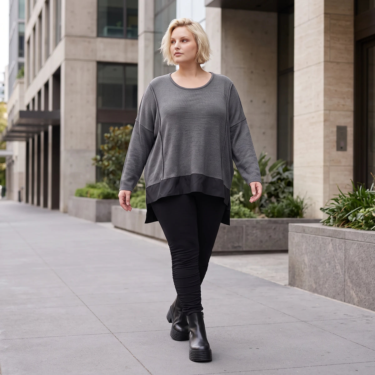 Dunkelgraues Strickshirt aus Baumwolle mit geradem Schnitt und längerer Rückenpartie