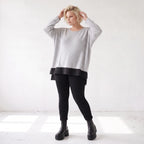 Weicher Strickpullover mit Rundhals aus Baumwolle und Memorytaft mit Seitenschlitzen