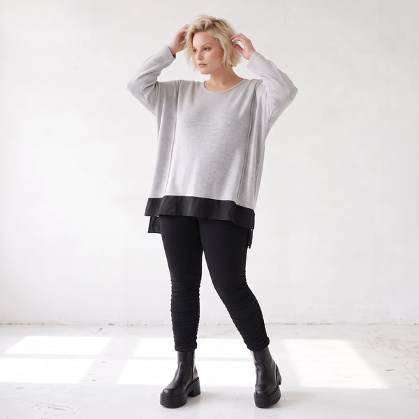 Weicher Strickpullover mit Rundhals aus Baumwolle und Memorytaft mit Seitenschlitzen