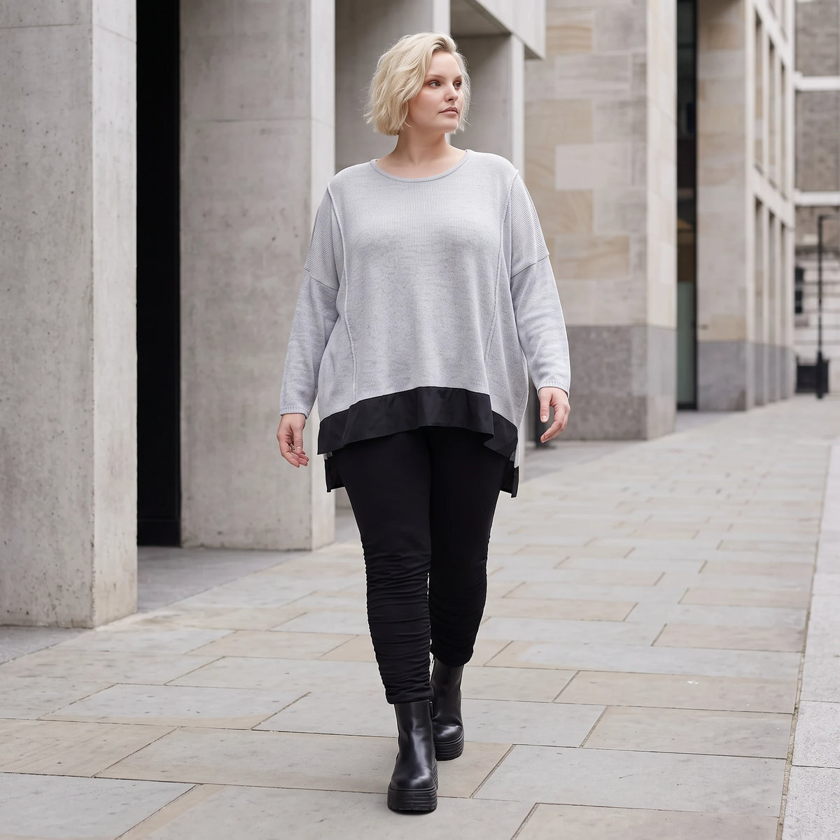 Weicher Strickpullover mit Rundhals aus Baumwolle und Memorytaft mit Seitenschlitzen