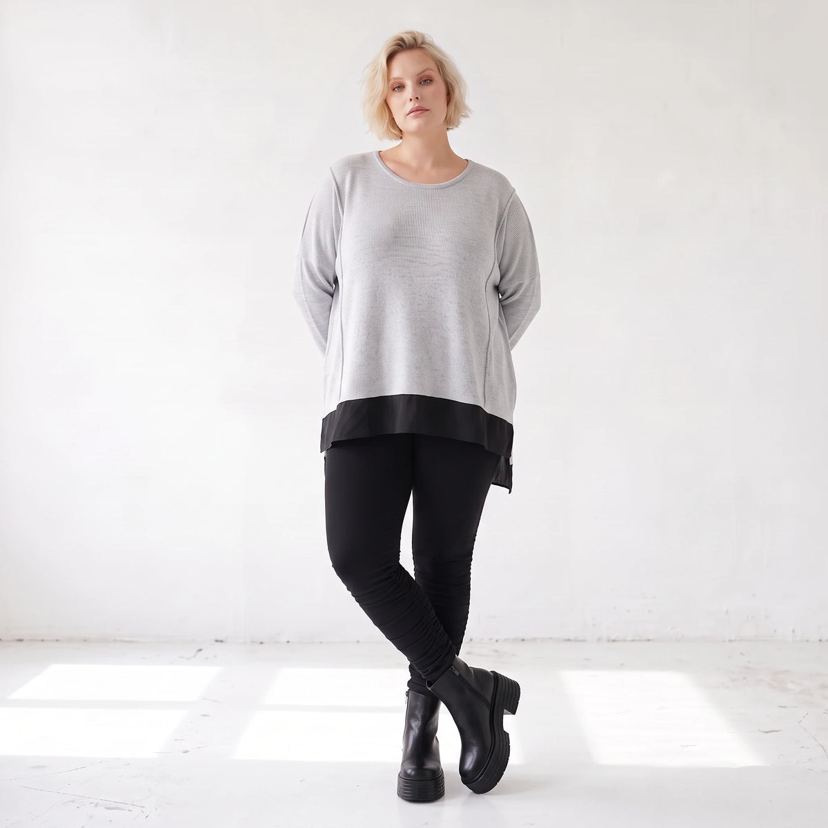 Weicher Strickpullover mit Rundhals aus Baumwolle und Memorytaft mit Seitenschlitzen