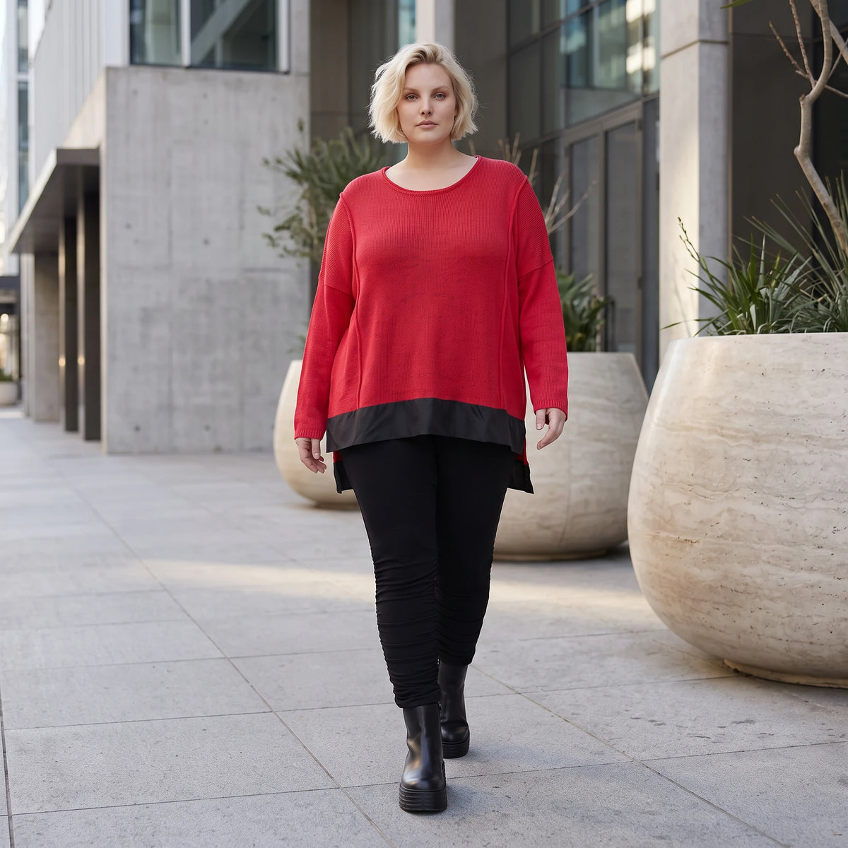 Warmer Strickpullover aus Strick und Memorytaft mit Vokuhilasaum und Seitenschlitzen