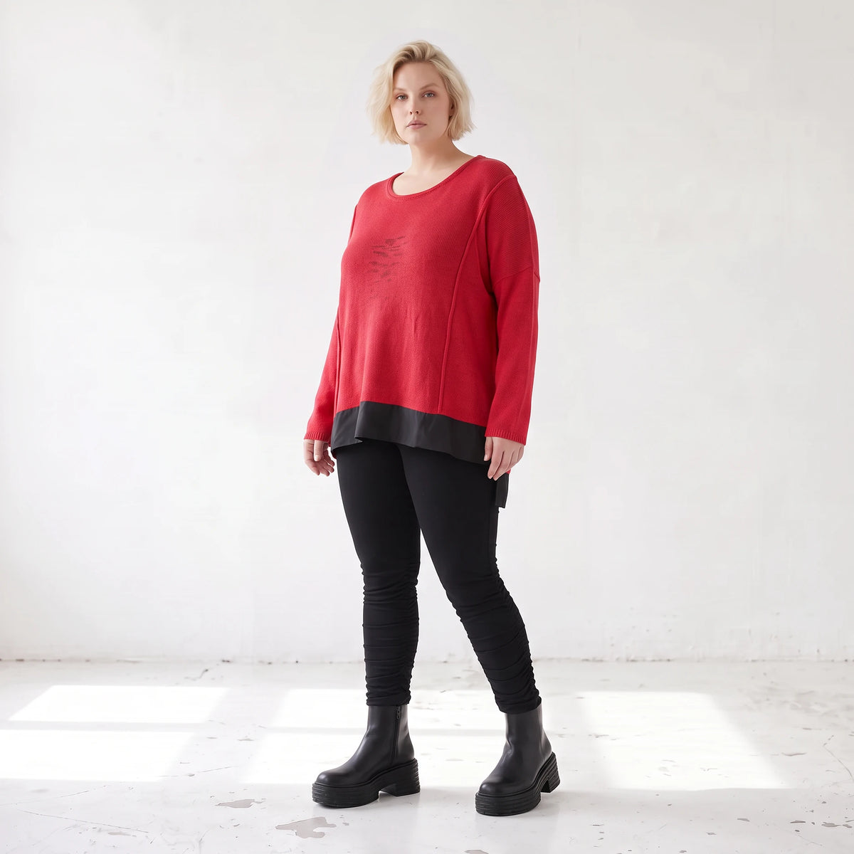 Warmer Strickpullover aus Strick und Memorytaft mit Vokuhilasaum und Seitenschlitzen