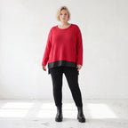 Warmer Strickpullover aus Strick und Memorytaft mit Vokuhilasaum und Seitenschlitzen