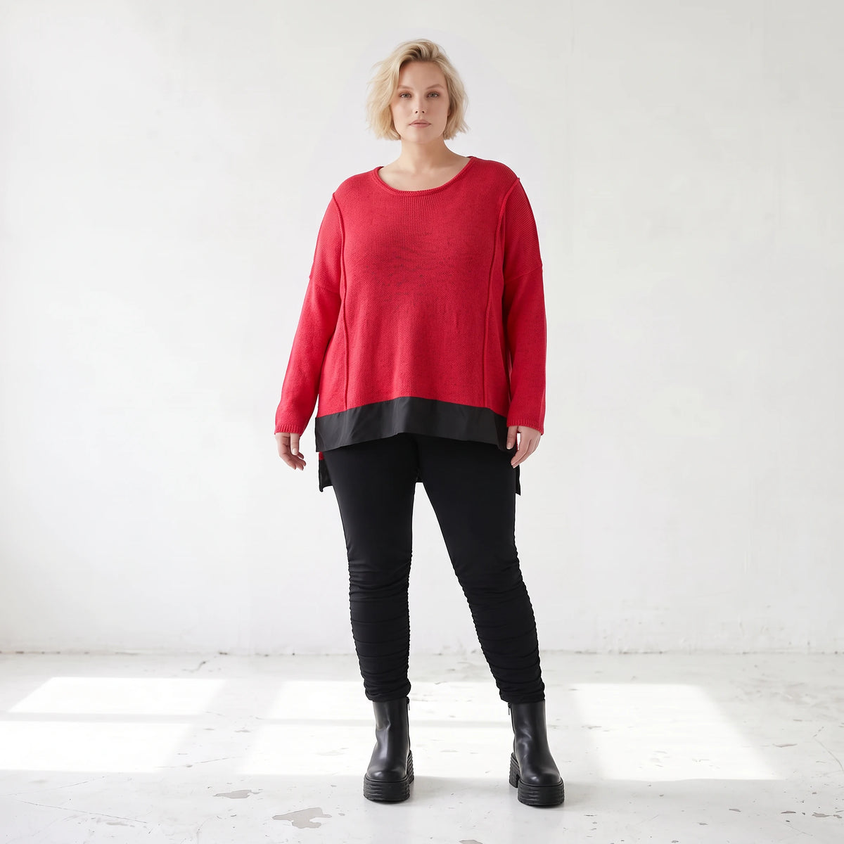 Warmer Strickpullover aus Strick und Memorytaft mit Vokuhilasaum und Seitenschlitzen