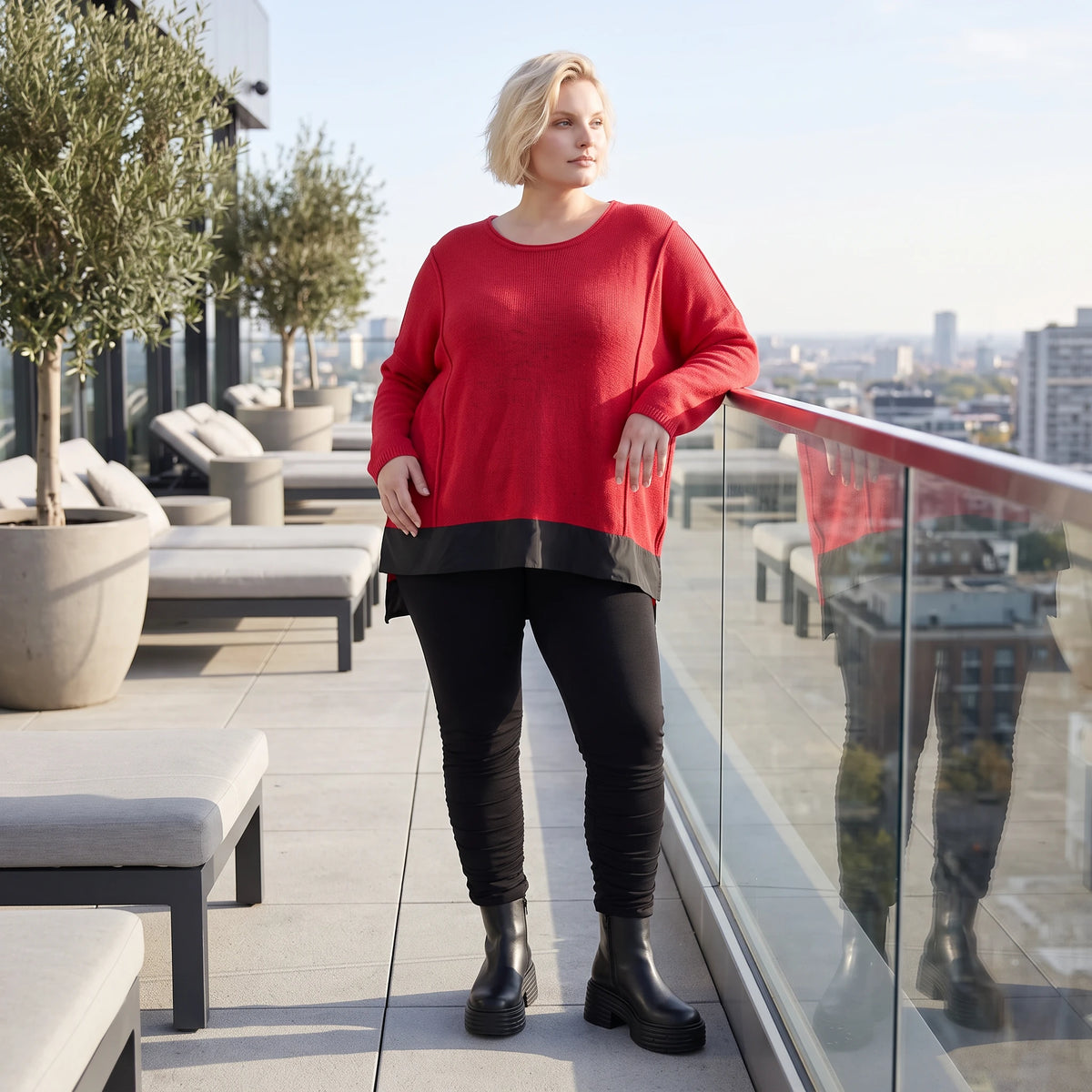 Warmer Strickpullover aus Strick und Memorytaft mit Vokuhilasaum und Seitenschlitzen