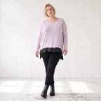 Altrosa Strickshirt mit Memorytaft Faltennaht seitlichen Schlitzen und langem Rückteil