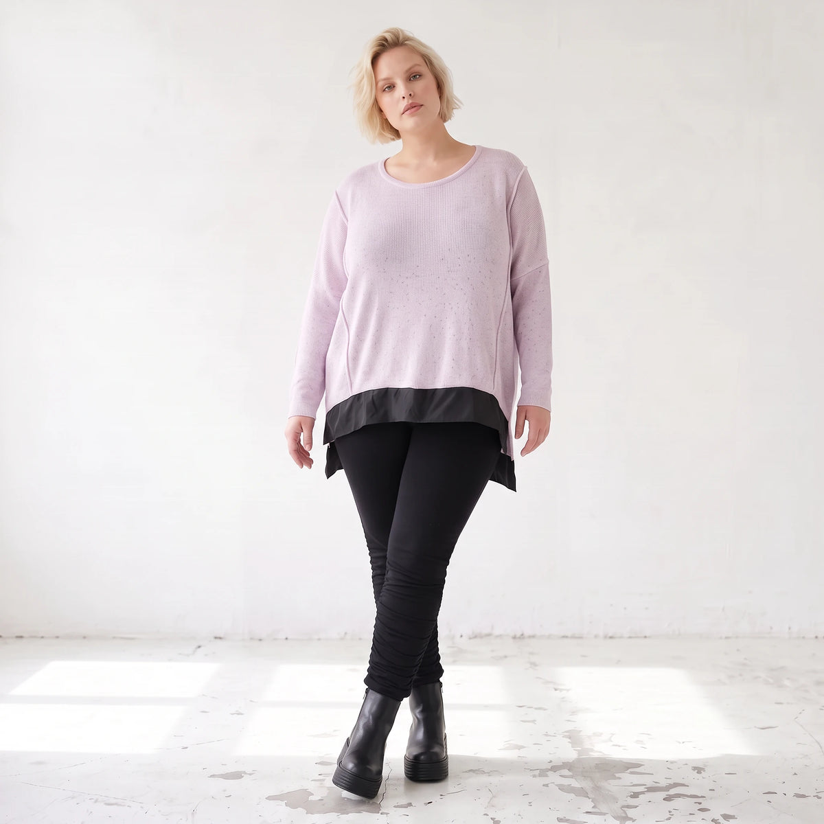 Altrosa Strickshirt mit Memorytaft Faltennaht seitlichen Schlitzen und langem Rückteil
