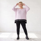 Altrosa Strickshirt mit Memorytaft Faltennaht seitlichen Schlitzen und langem Rückteil