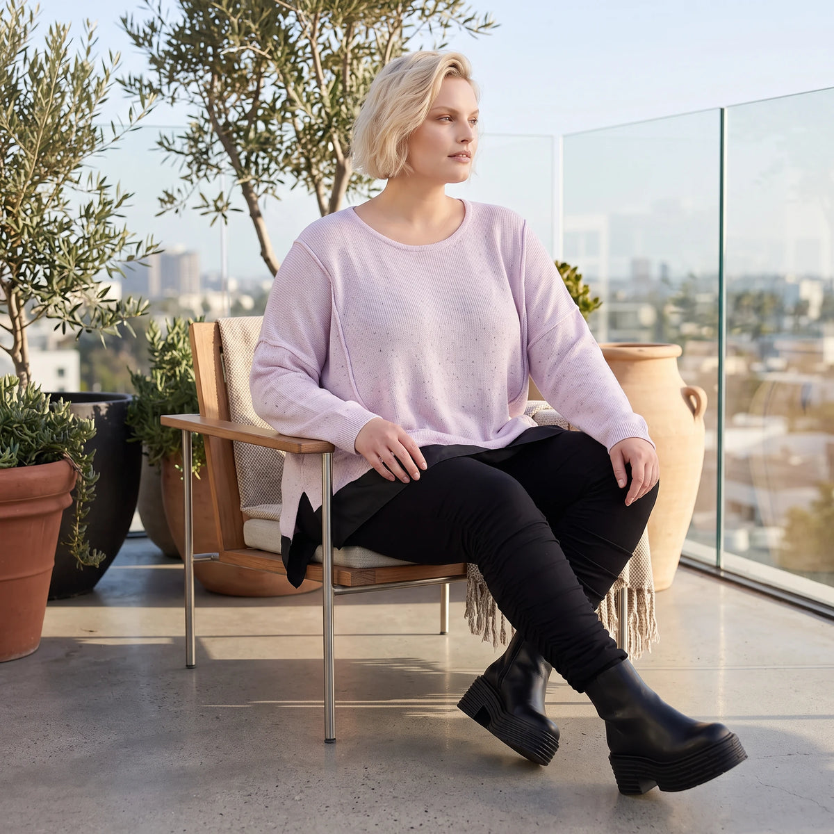 Altrosa Strickshirt mit Memorytaft Faltennaht seitlichen Schlitzen und langem Rückteil