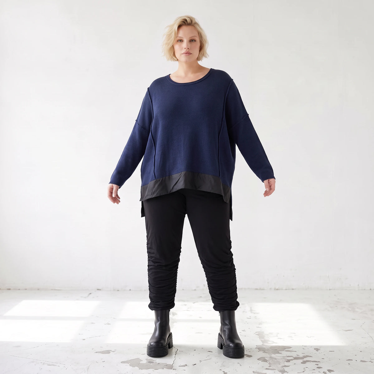 Wintershirt in Navy aus Strick mit Stretch Memorytaft Seitenschlitzen und Zipfelsaum