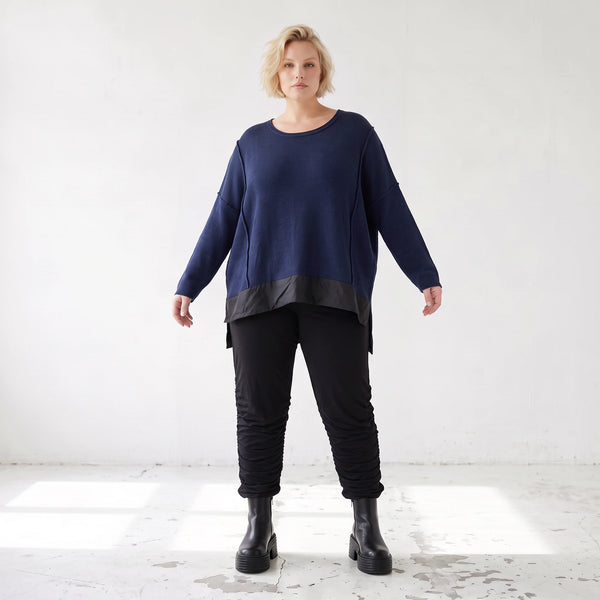 Wintershirt in Navy aus Strick mit Stretch Memorytaft Seitenschlitzen und Zipfelsaum