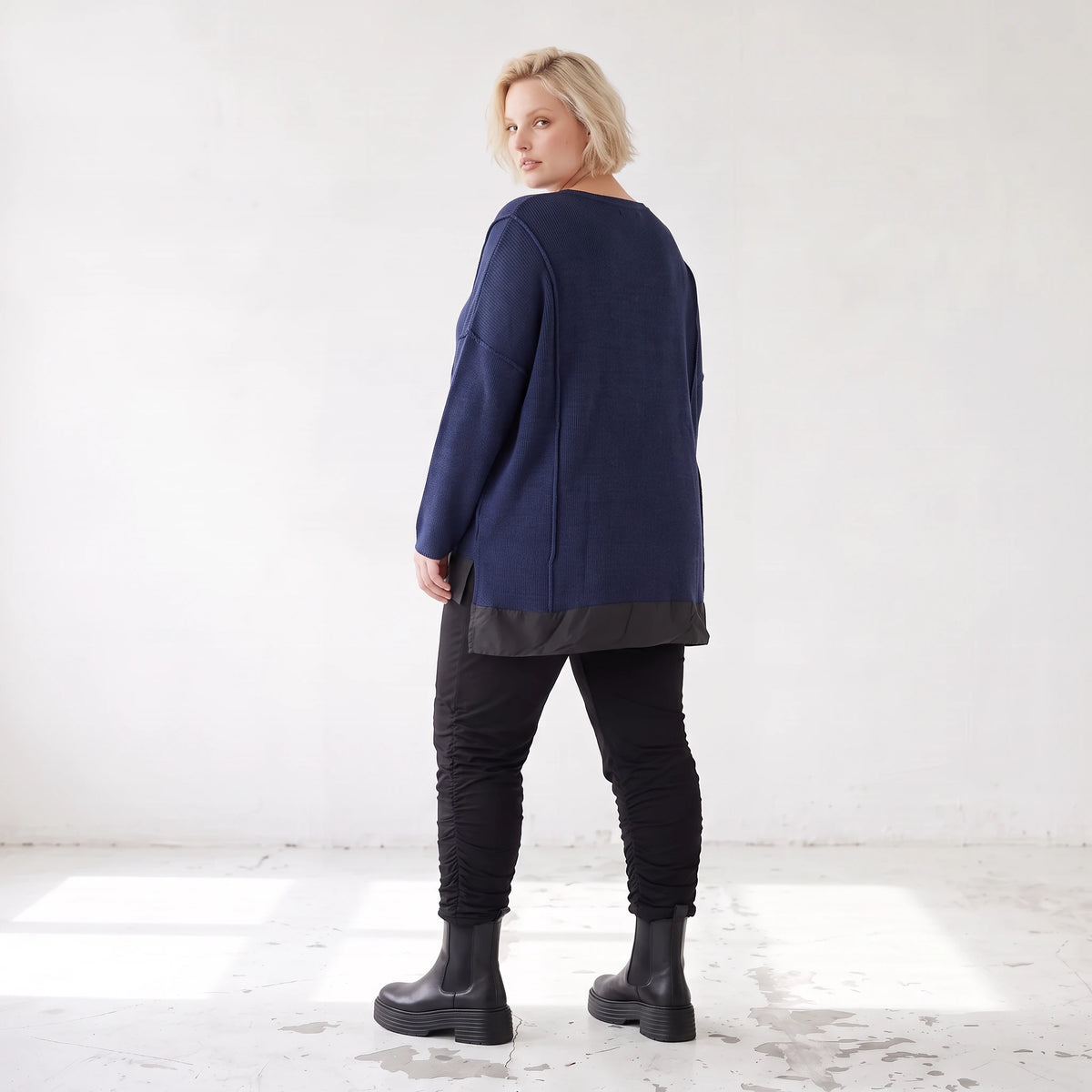 Wintershirt in Navy aus Strick mit Stretch Memorytaft Seitenschlitzen und Zipfelsaum