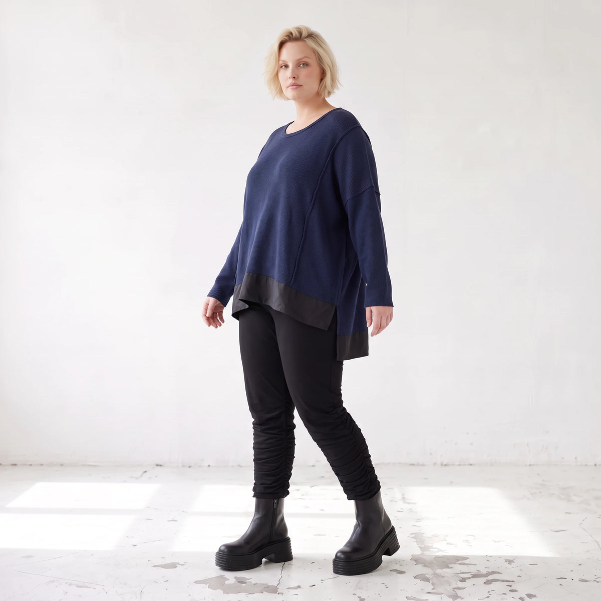 Wintershirt in Navy aus Strick mit Stretch Memorytaft Seitenschlitzen und Zipfelsaum
