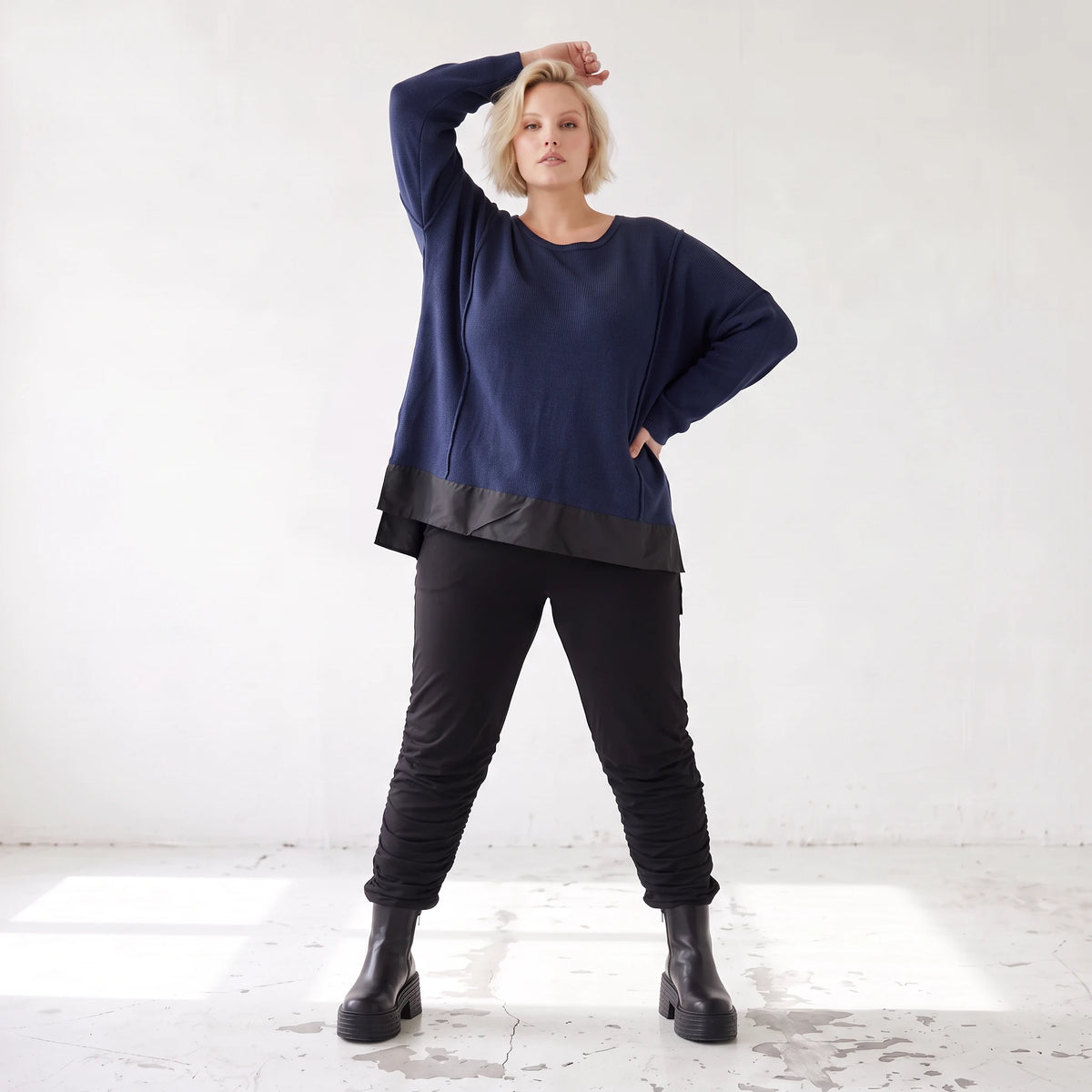 Wintershirt in Navy aus Strick mit Stretch Memorytaft Seitenschlitzen und Zipfelsaum