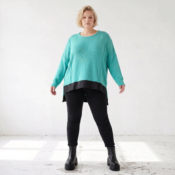 Strickpullover aus stretchiger Baumwolle mit Rundhalsausschnitt und hinten längerem Saum