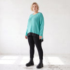 Strickpullover aus stretchiger Baumwolle mit Rundhalsausschnitt und hinten längerem Saum