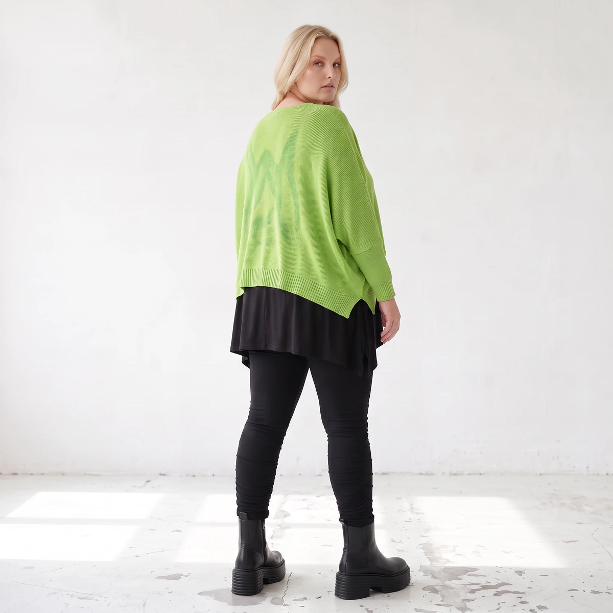 Stricküberwurf aus Baumwolle mit Stretch in kastiger Form mit V-Ausschnitt und Schlitzen