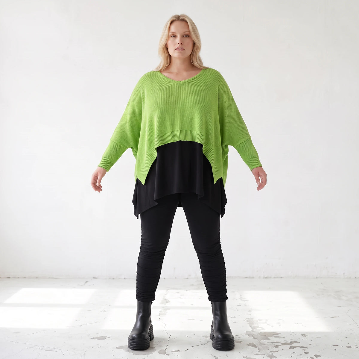Stricküberwurf aus Baumwolle mit Stretch in kastiger Form mit V-Ausschnitt und Schlitzen