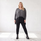 Baumwollstrickpullover mit V-Ausschnitt in kastiger Form und seitlichen Saumschlitzen