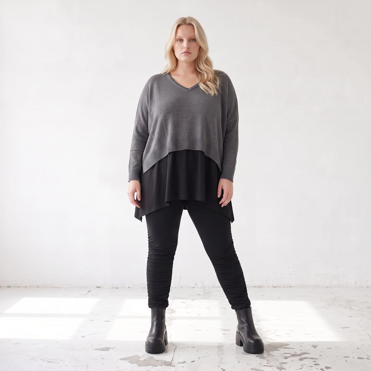Baumwollstrickpullover mit V-Ausschnitt in kastiger Form und seitlichen Saumschlitzen
