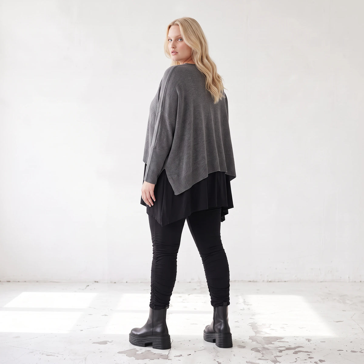 Baumwollstrickpullover mit V-Ausschnitt in kastiger Form und seitlichen Saumschlitzen
