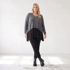 Baumwollstrickpullover mit V-Ausschnitt in kastiger Form und seitlichen Saumschlitzen
