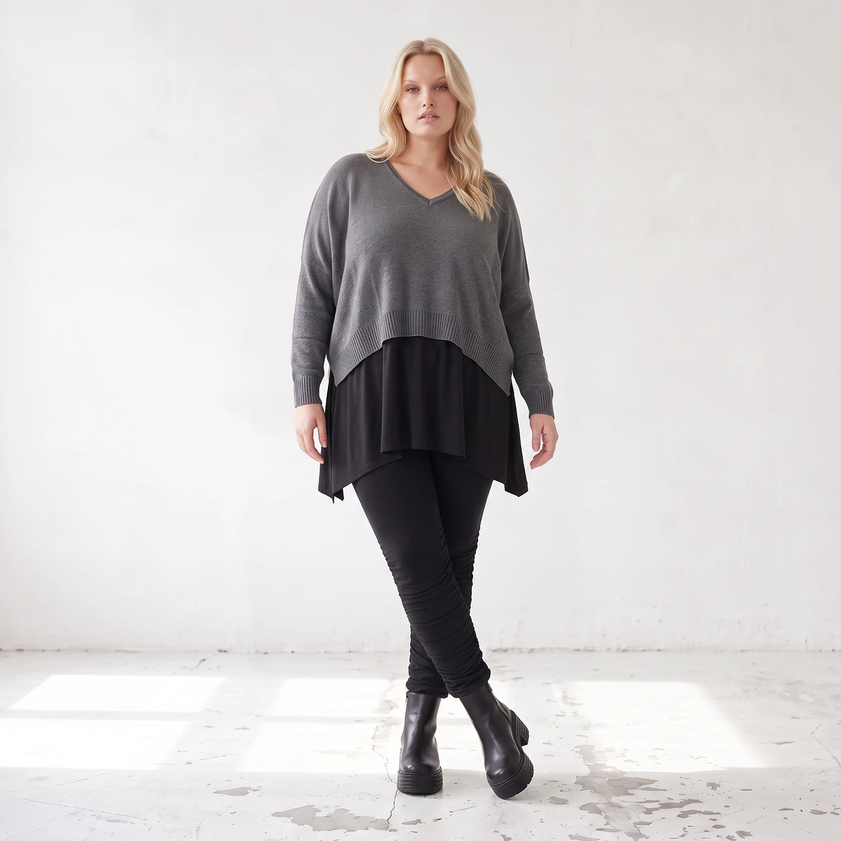 Baumwollstrickpullover mit V-Ausschnitt in kastiger Form und seitlichen Saumschlitzen