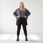 Baumwollstrickpullover mit V-Ausschnitt in kastiger Form und seitlichen Saumschlitzen