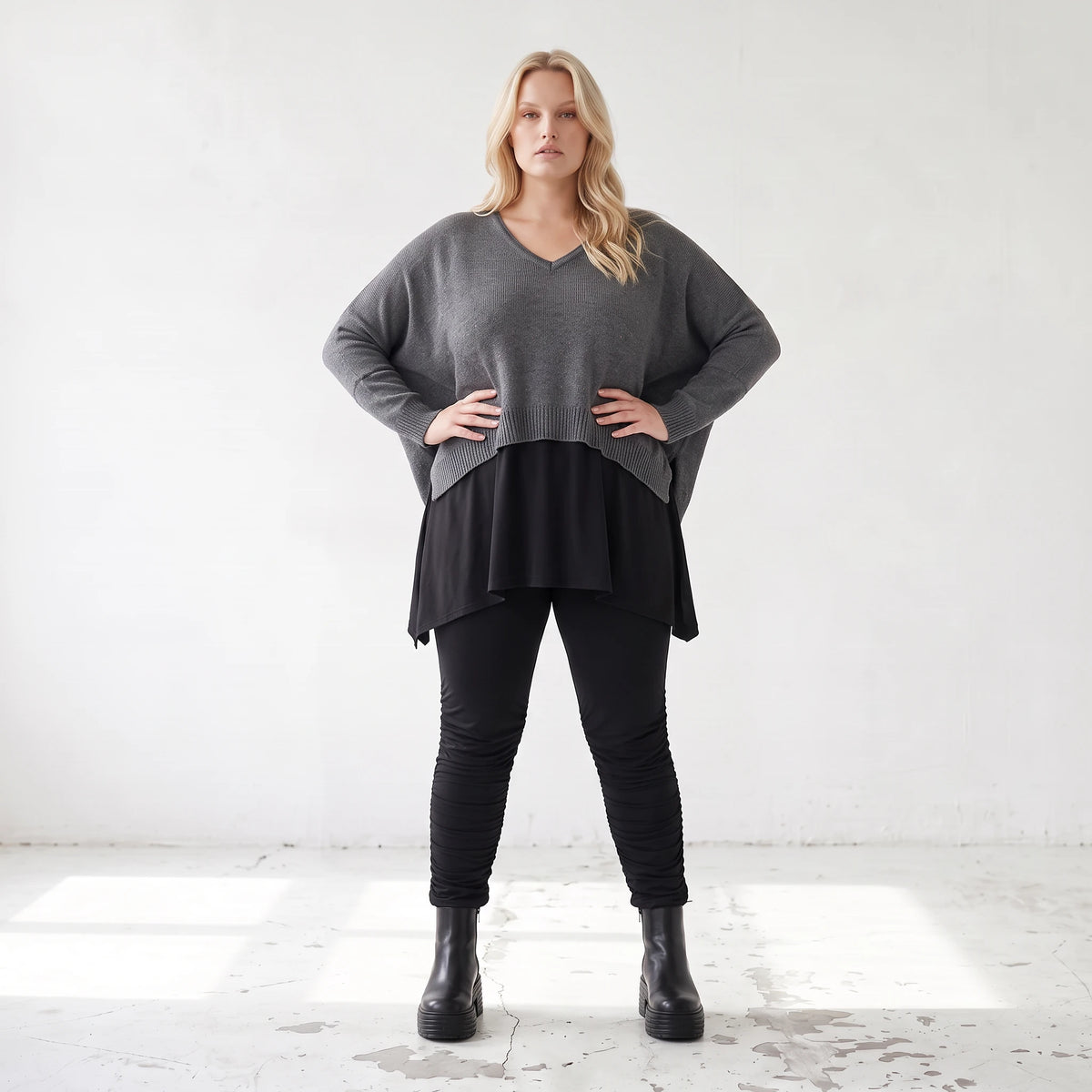 Baumwollstrickpullover mit V-Ausschnitt in kastiger Form und seitlichen Saumschlitzen