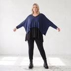 Navy Strickpullover aus Baumwolle mit V-Ausschnitt in kastiger Passform weich und locker