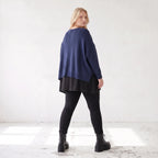Navy Strickpullover aus Baumwolle mit V-Ausschnitt in kastiger Passform weich und locker