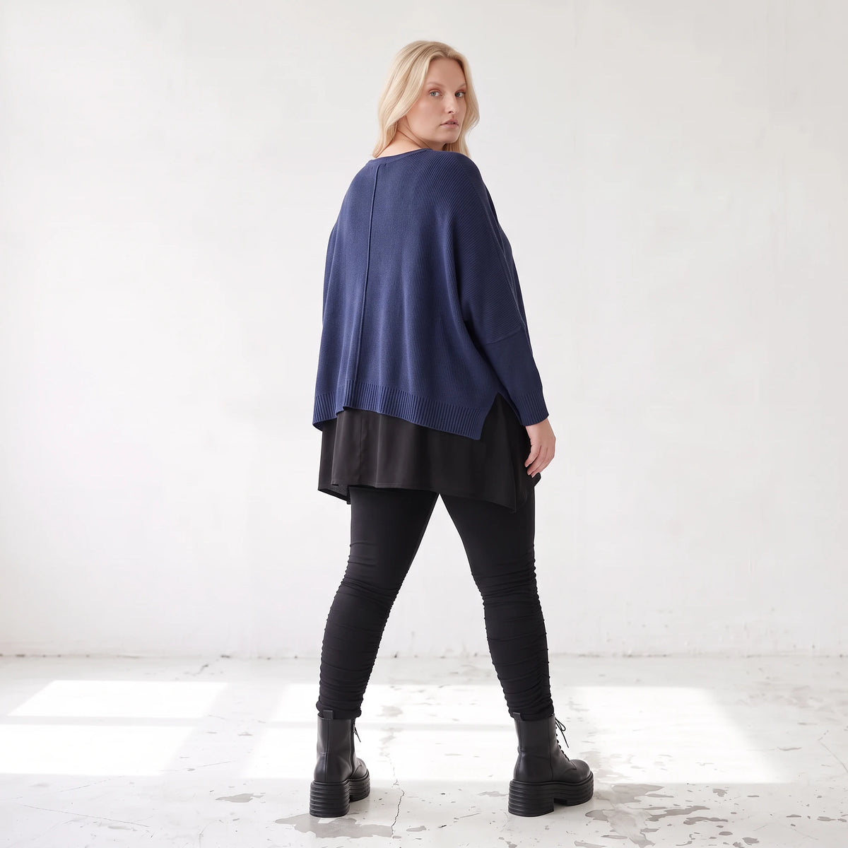 Navy Strickpullover aus Baumwolle mit V-Ausschnitt in kastiger Passform weich und locker