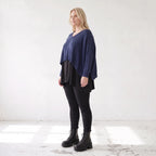 Navy Strickpullover aus Baumwolle mit V-Ausschnitt in kastiger Passform weich und locker